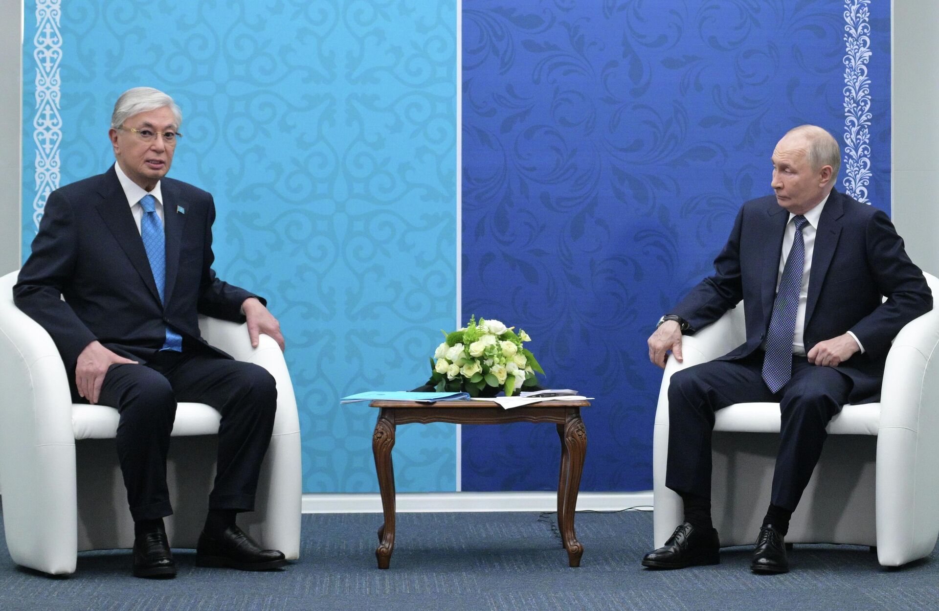 Президент Казахстана Касым-Жомарт Токаев и президент РФ Владимир Путин во время встречи в Омске  - Sputnik Казахстан, 1920, 25.07.2026