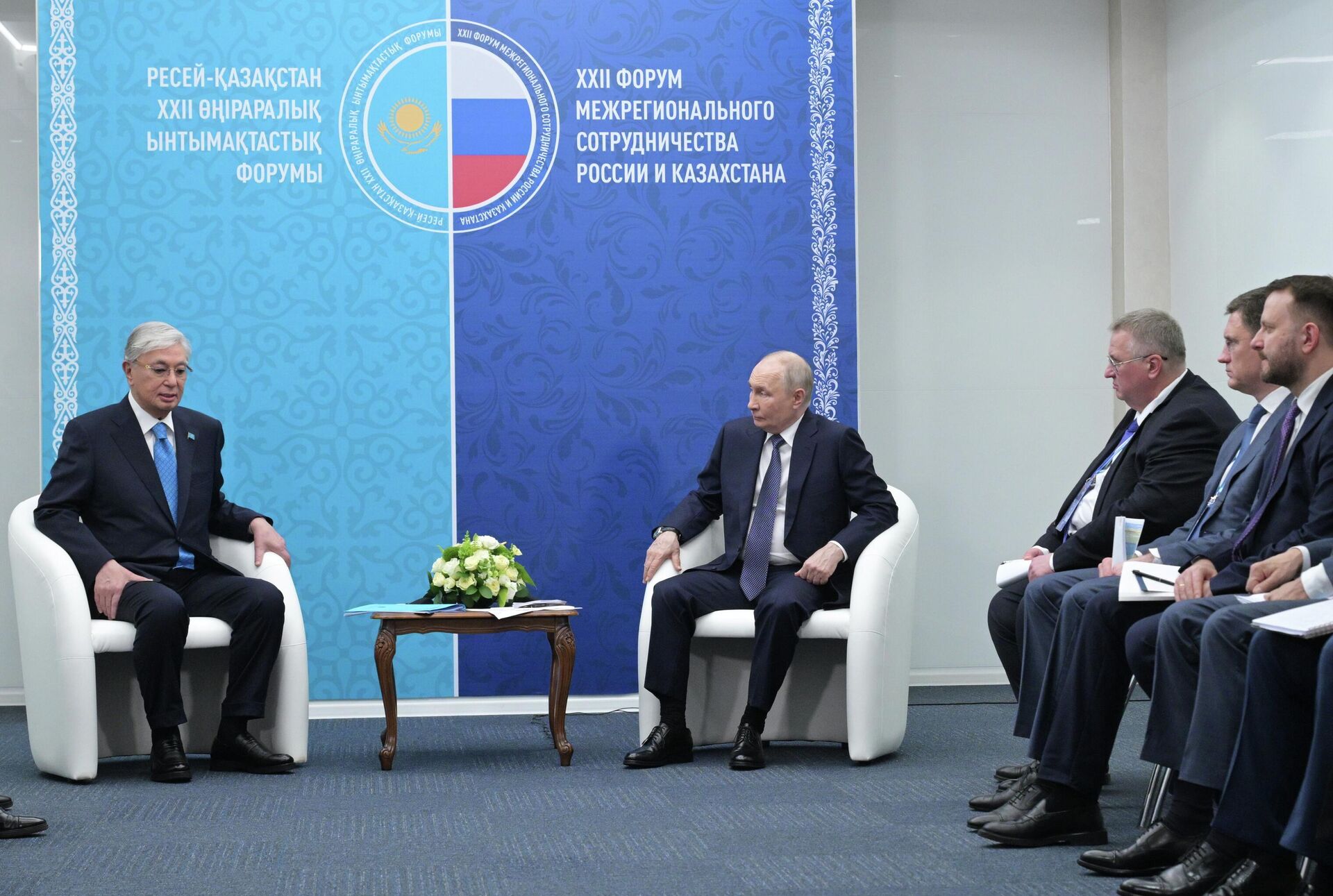 Президент Казахстана Касым-Жомарт Токаев и президент РФ Владимир Путин и во время встречи в Омске  - Sputnik Казахстан, 1920, 25.07.2026
