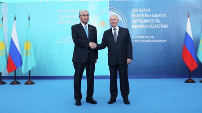 Президент Казахстана Касым-Жомарт Токаев и президент РФ Владимир Путин и во время встречи в Омске 