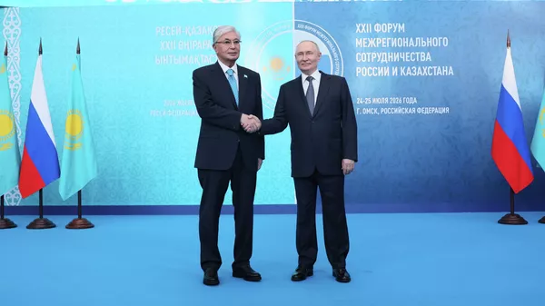 Президент Казахстана Касым-Жомарт Токаев и президент РФ Владимир Путин и во время встречи в Омске  - Sputnik Казахстан