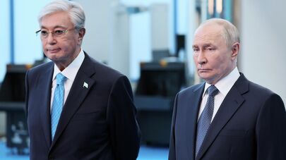 Президент Казахстана Касым-Жомарт Токаев и президент РФ Владимир Путин во время встречи в Омске 