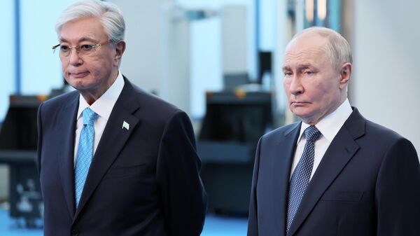 Президент Казахстана Касым-Жомарт Токаев и президент РФ Владимир Путин во время встречи в Омске  - Sputnik Казахстан