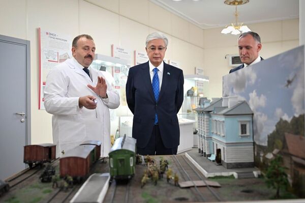 Токаев возложил цветы у мемориальной доски отцу Кемелю Токаеву в Омске
Токаев возложил цветы у мемориальной доски отцу Кемелю Токаеву в Омске
- Sputnik Казахстан