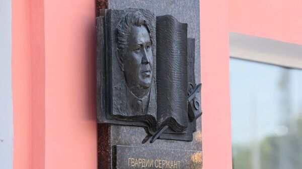 Токаев возложил цветы у мемориальной доски отцу Кемелю Токаеву в Омске
 - Sputnik Казахстан