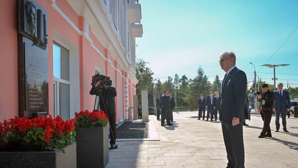 Тоқаев Ресейде майдангер Кемел Тоқаевқа арналған ескерткіш тақтаға гүл шоғын қойды Тоқаев Ресейде майдангер Кемел Тоқаевқа арналған ескерткіш тақтаға гүл шоғын қойды - Sputnik Қазақстан