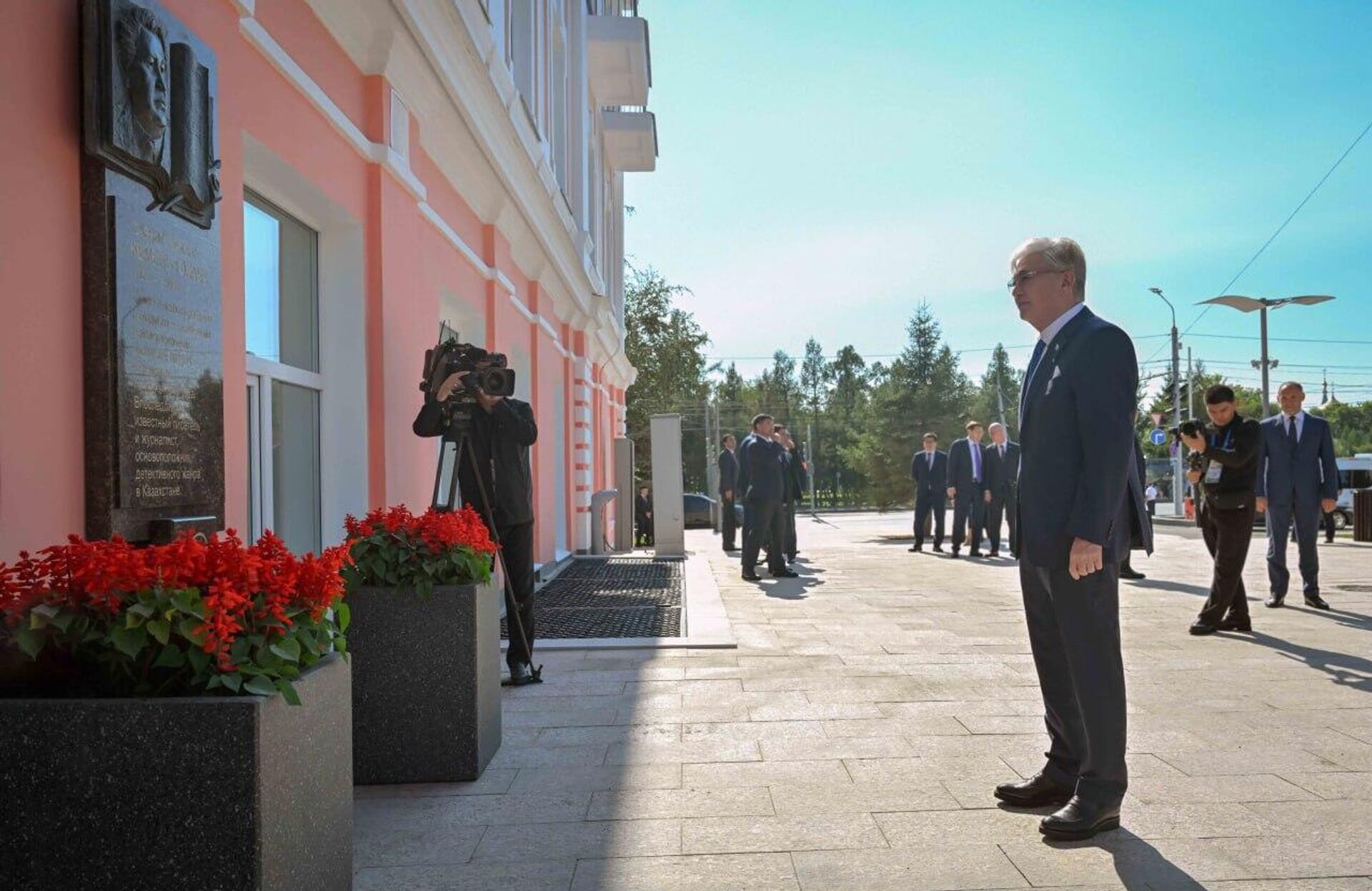 Тоқаев Ресейде майдангер Кемел Тоқаевқа арналған ескерткіш тақтаға гүл шоғын қойды Тоқаев Ресейде майдангер Кемел Тоқаевқа арналған ескерткіш тақтаға гүл шоғын қойды - Sputnik Казахстан, 1920, 25.07.2026