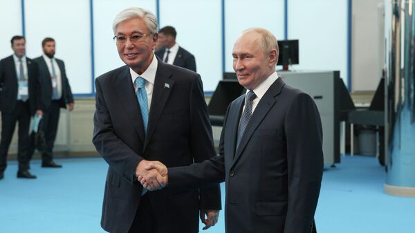 Касым-Жомарт Токаев и Владимир Путина в Омске - Sputnik Қазақстан