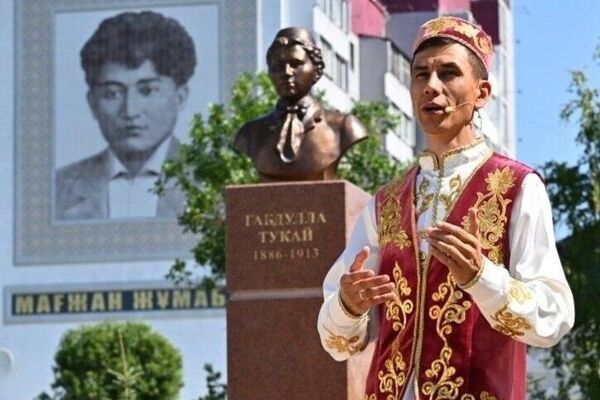 В Петропавловске открыли памятник классику татарской литературы Габдулле Тукаю В Петропавловске открыли памятник классику татарской литературы Габдулле Тукаю - Sputnik Казахстан