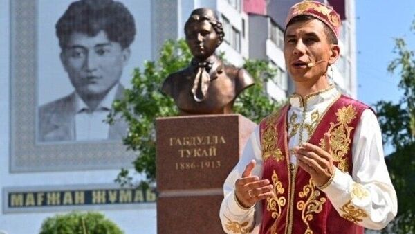 В Петропавловске открыли памятник классику татарской литературы Габдулле Тукаю В Петропавловске открыли памятник классику татарской литературы Габдулле Тукаю - Sputnik Казахстан