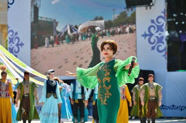 Роза Рымбаева выступила на международном QYZYLJAR SABANTUI – 2026 в Петропавловске Роза Рымбаева выступила на международном QYZYLJAR SABANTUI – 2026 в Петропавловске - Sputnik Казахстан