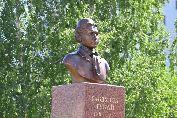 Бюст Габдулле Тукаю в Петропавловске Бюст Габдулле Тукаю в Петропавловске - Sputnik Казахстан