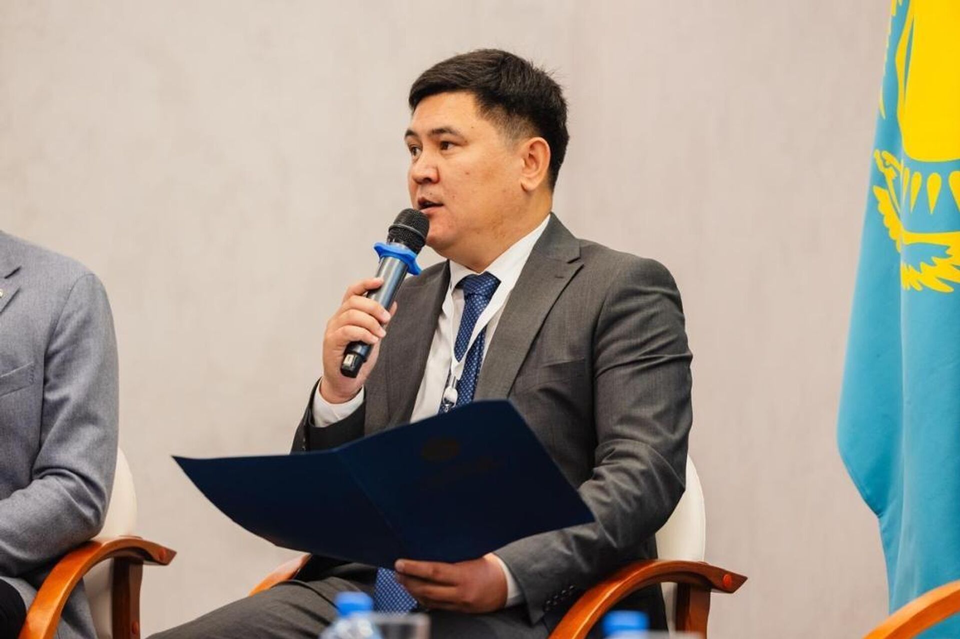 Руководитель актюбинского управления по вопросам молодежной политики Алимбек Туралиев на Форуме межрегионального сотрудничества России и Казахстана в Омске - Sputnik Казахстан, 1920, 27.07.2026