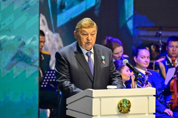 Премьер Казахстана Олжас Бектенов поздравил Токтара Аубакирова с 80-летием  - Sputnik Казахстан