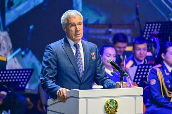 Премьер Казахстана Олжас Бектенов поздравил Токтара Аубакирова с 80-летием  - Sputnik Казахстан