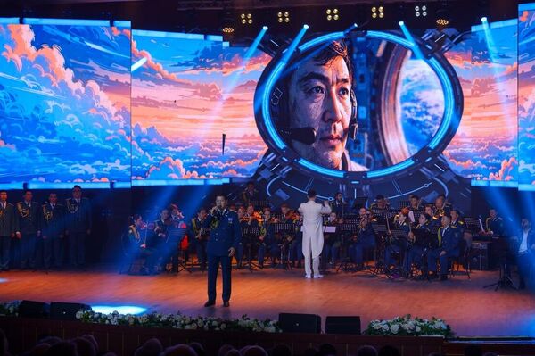 Премьер Казахстана Олжас Бектенов поздравил Токтара Аубакирова с 80-летием  - Sputnik Казахстан