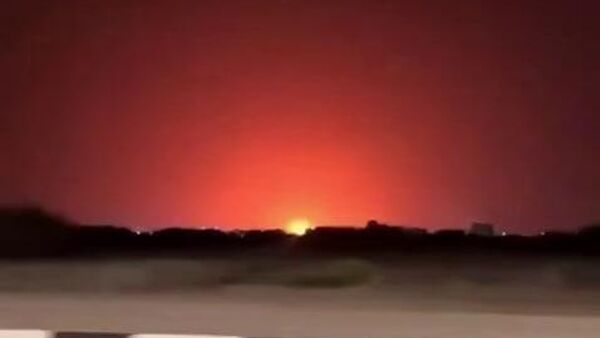 Зарево над НПЗ компании Saudi Aramco  - Sputnik Казахстан