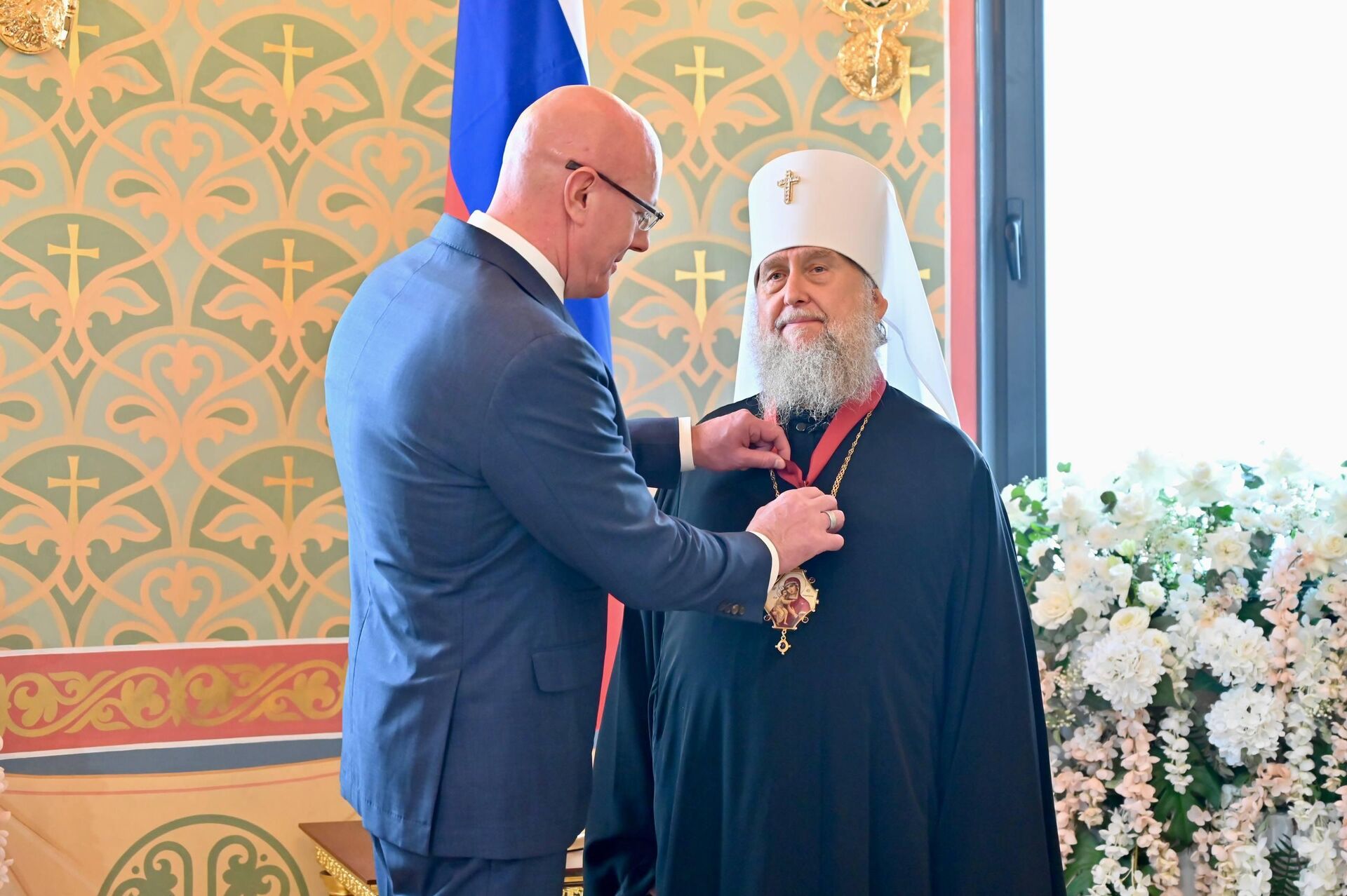 Дмитрий Чернышенко вручил митрополиту Астанайскому и Казахстанскому Александру орден За заслуги перед Отечеством Дмитрий Чернышенко вручил митрополиту Астанайскому и Казахстанскому Александру орден За заслуги перед Отечеством - Sputnik Казахстан, 1920, 29.07.2026