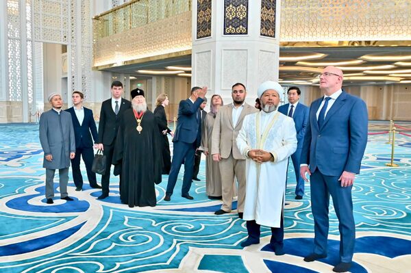 Дмитрий Чернышенко осмотрел Центральную мечеть Астаны Дмитрий Чернышенко осмотрел Центральную мечеть Астаны - Sputnik Казахстан