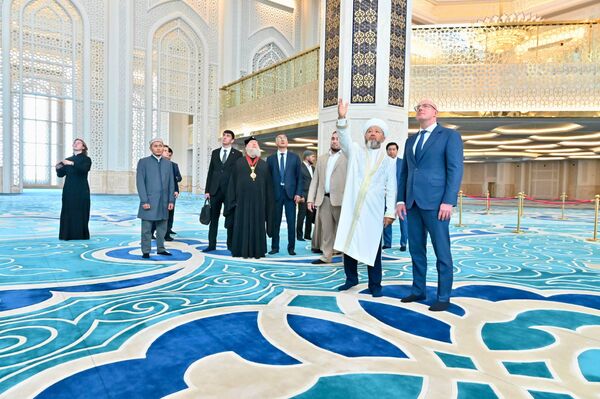 Дмитрий Чернышенко осмотрел Центральную мечеть Астаны Дмитрий Чернышенко осмотрел Центральную мечеть Астаны - Sputnik Казахстан