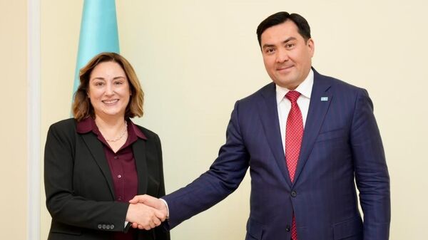 Посол США в Казахстан Джули Стафт и глава Минэнерго Ерлан Аккенженов провели встречу - Sputnik Казахстан