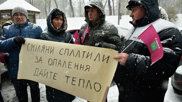 Украинцы проводят пикет с требованием включить отопление у здания Кабмина в Киеве, архивное фото - Sputnik Казахстан