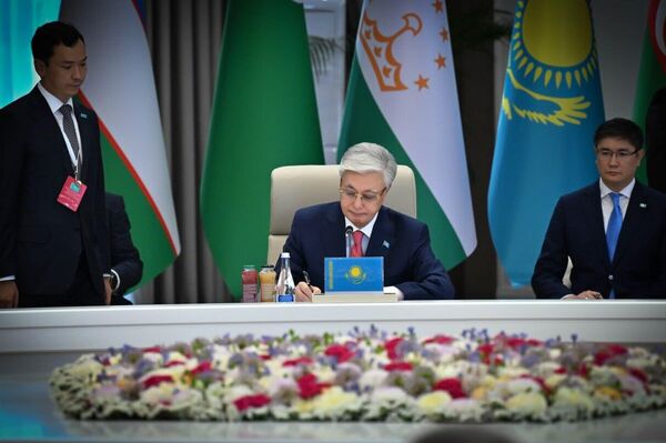 Главы государств Центральной Азии и Азербайджана приняли Чолпон-Атинскую декларацию Главы государств Центральной Азии и Азербайджана приняли Чолпон-Атинскую декларацию - Sputnik Казахстан