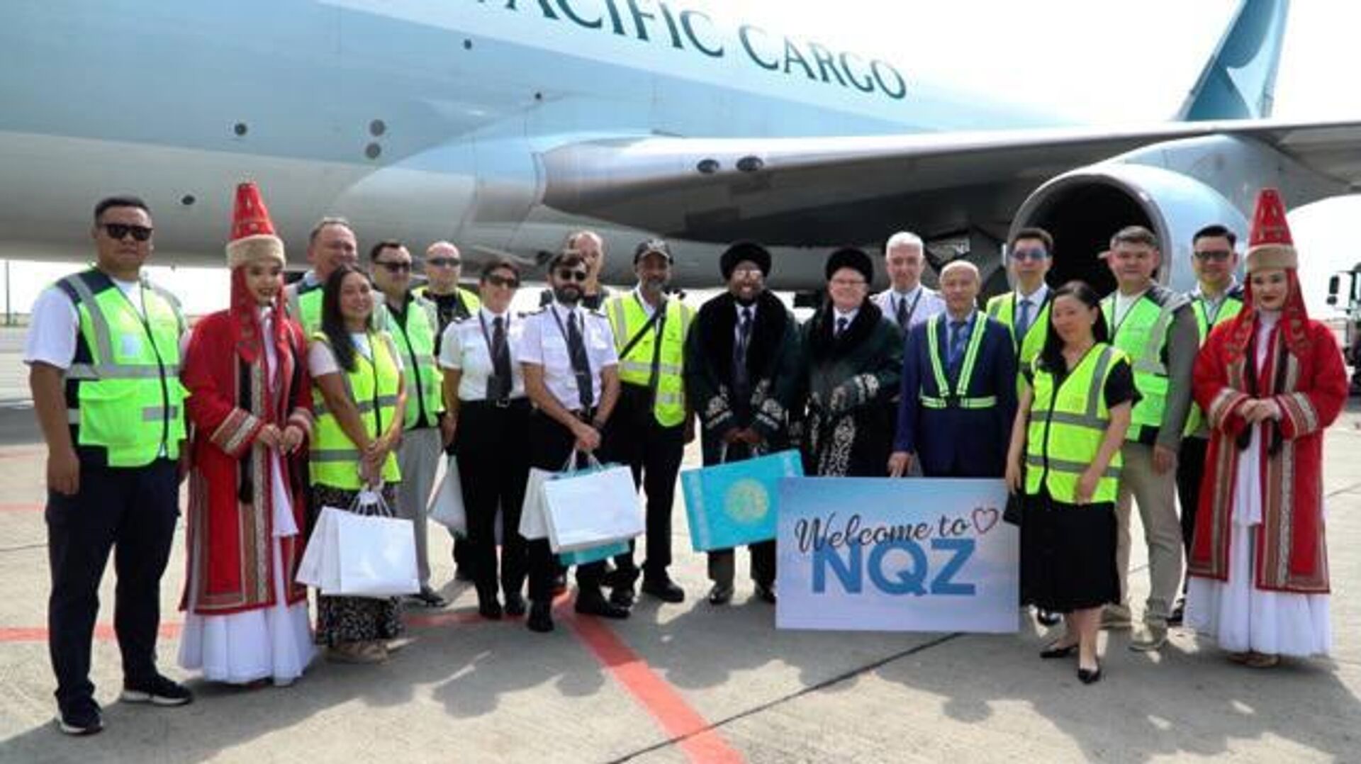 Торжественная встреча первого регулярного рейса Cathay PacificCargo в аэропорту Астаны - Sputnik Қазақстан, 1920, 01.08.2026