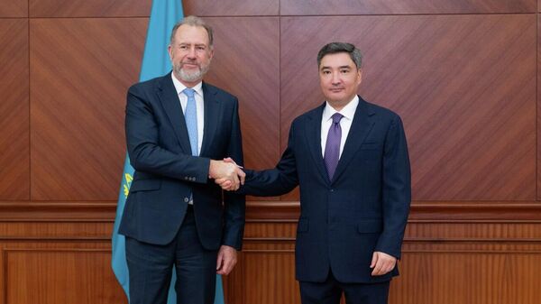 Олжас Бектенов обсудил с президентом ExxonMobil Upstream Дэном Амманном вопросы сотрудничества в нефтегазовой отрасли - Sputnik Казахстан