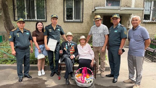 В Алматы военнослужащие поздравили фронтовика Владимира Белозерова с днем рождения - Sputnik Казахстан