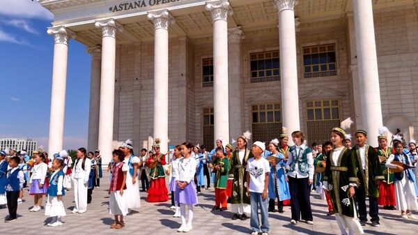 Астанада 200-ге жуық оқушы Абайдың Көзімнің қарасы әнін бір мезгілде орындады - Sputnik Қазақстан