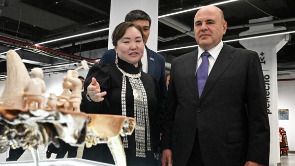 Премьер РФ Михаил Мишустин во время посещения креативного кластера Квартал труда в Якутске - Sputnik Казахстан
