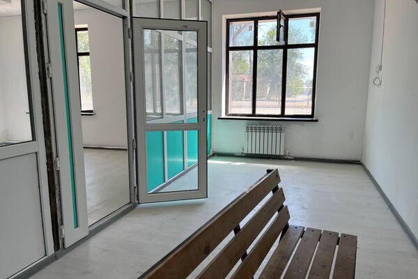 Алматы облысының Нұра ауылындағы жөнделіп жатқан мектеп Алматы облысының Нұра ауылындағы жөнделіп жатқан мектеп - Sputnik Қазақстан