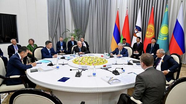  Олжас Бектенов провел заседание Евразийского межправительственного совета в узком составе в Чолпон-Ате - Sputnik Казахстан