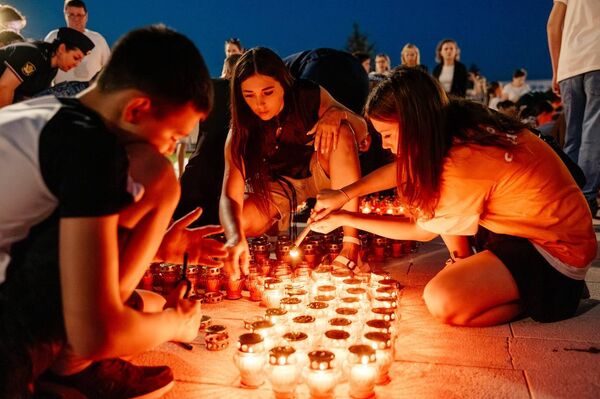 В память о жителях Курского приграничья и воинах зажгли огненную картину из свечей - Sputnik Казахстан