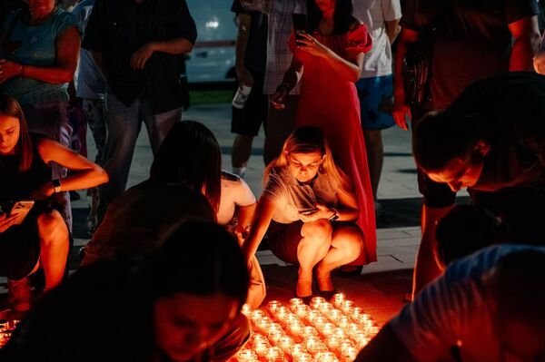 В память о жителях Курского приграничья и воинах зажгли огненную картину из свечей - Sputnik Казахстан