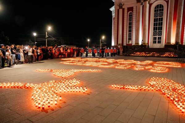 В память о жителях Курского приграничья и воинах зажгли огненную картину из свечей - Sputnik Казахстан