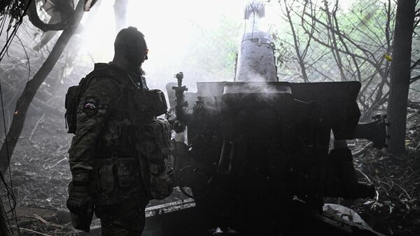 Боевая работа расчета гаубицы Д-30 спецназа Ахмат в зоне СВО - Sputnik Казахстан