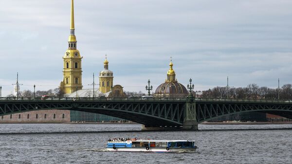 Прогулочное судно на реке Неве в Санкт-Петербурге, архивное фото - Sputnik Казахстан