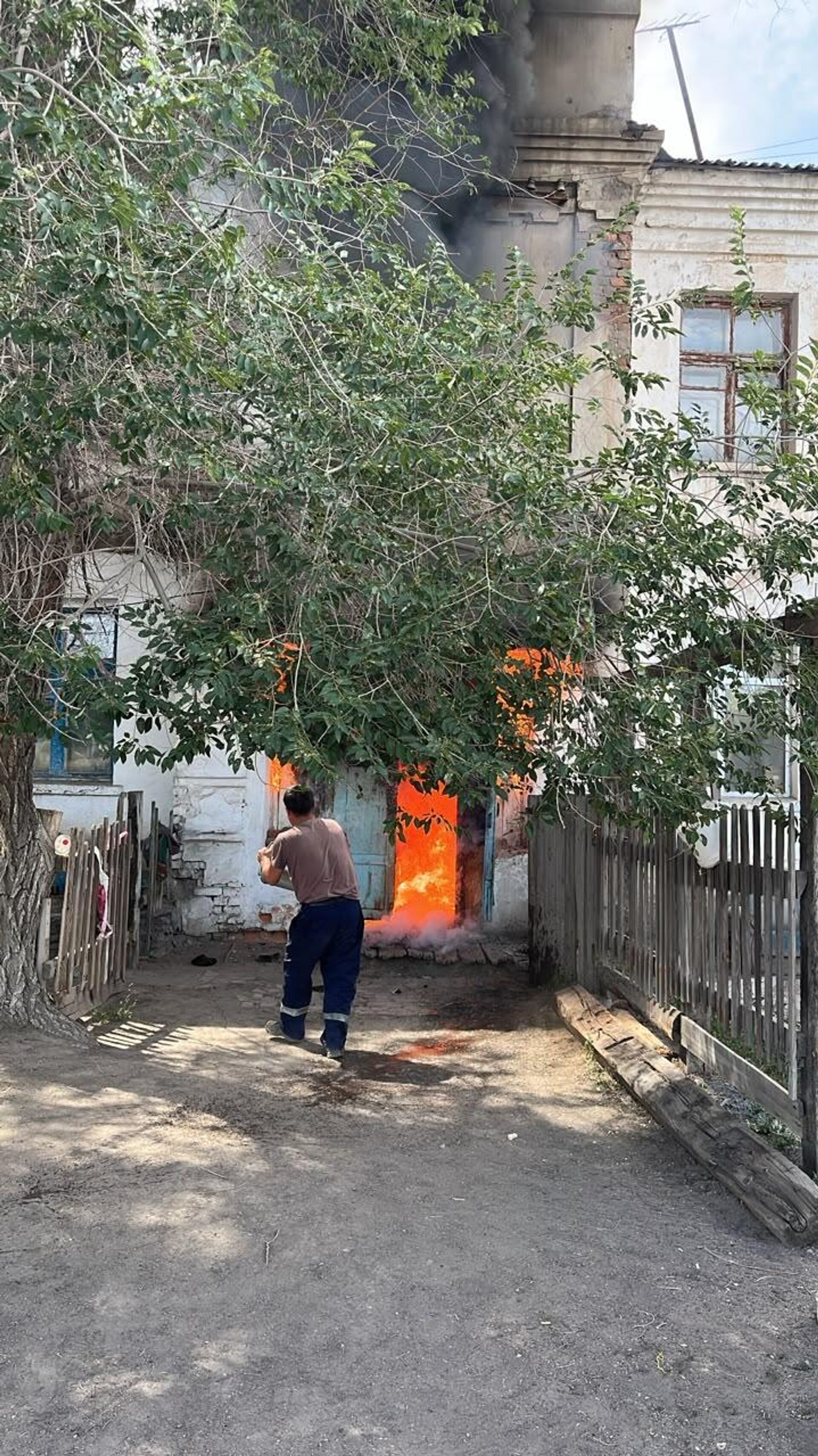 Қарағанды облысында 17 адам тұрған екі қабатты үй өртенді Қарағанды облысында 17 адам тұрған екі қабатты үй өртенді - Sputnik Қазақстан, 1920, 11.08.2026