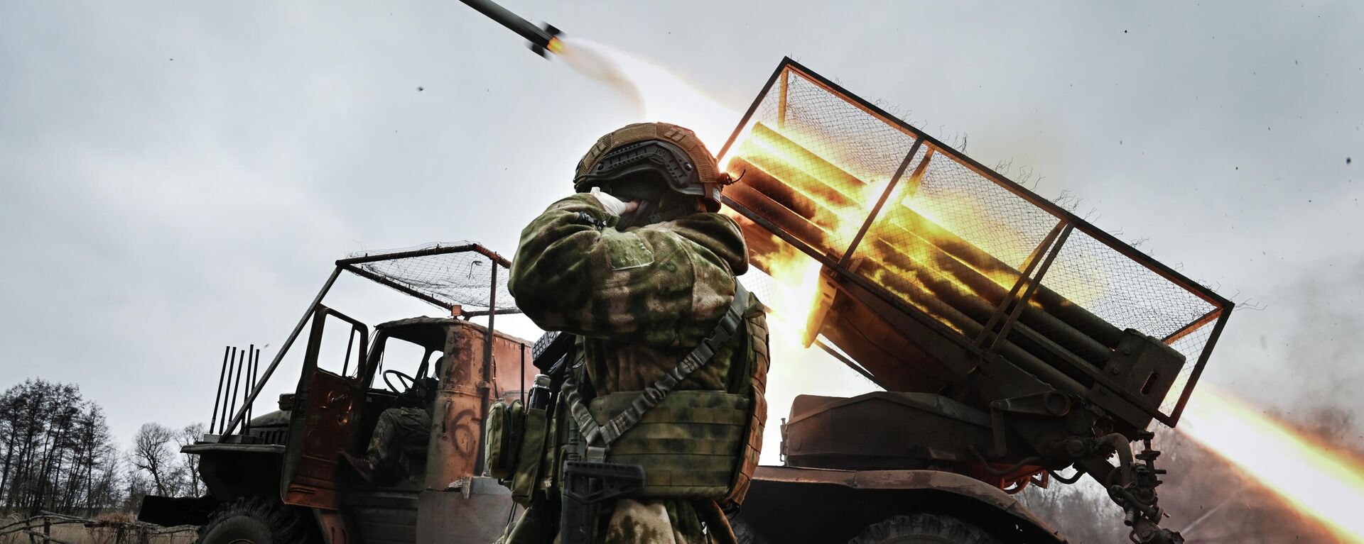 Боевая работа военнослужащих артиллерийского расчета РСЗО Град 40-й бригады морской пехоты группировки войск Север - Sputnik Казахстан, 1920, 08.09.2026