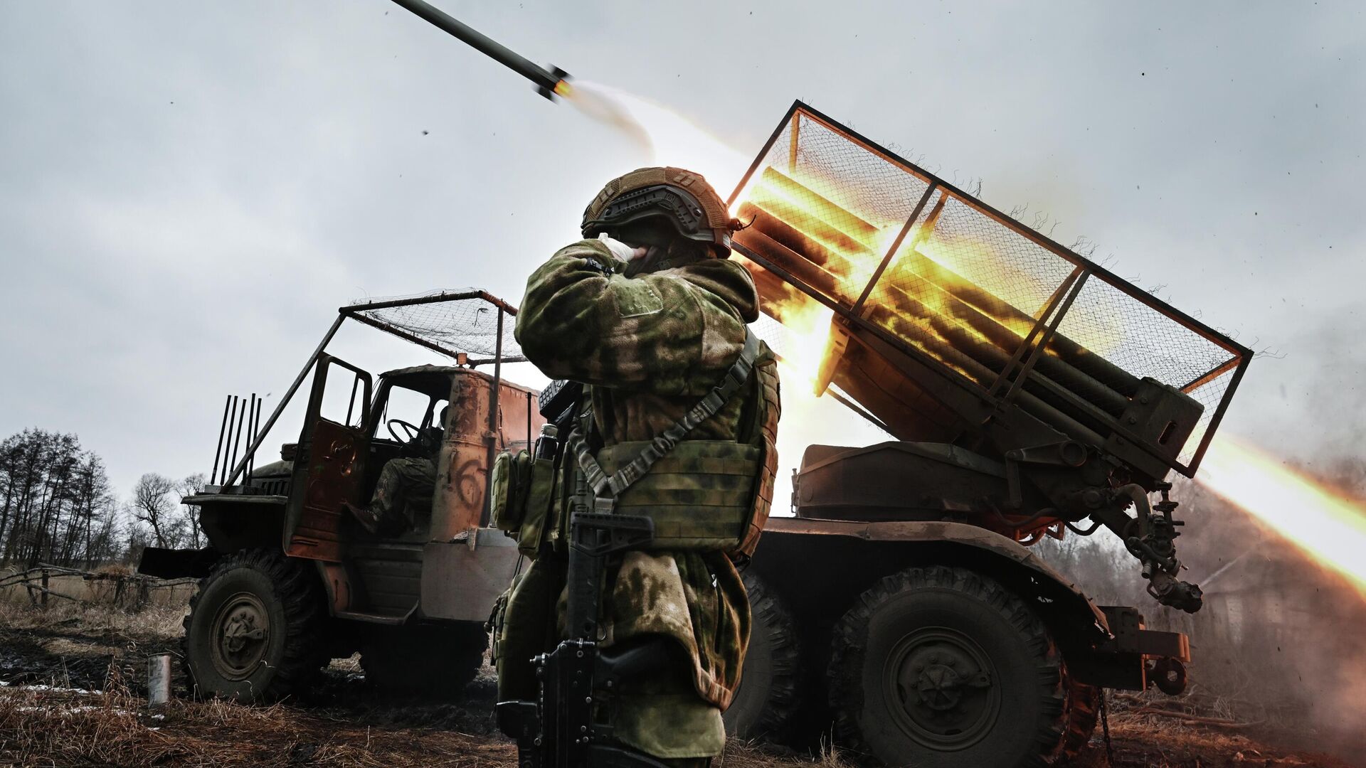 Боевая работа военнослужащих артиллерийского расчета РСЗО Град 40-й бригады морской пехоты группировки войск Север Боевая работа военнослужащих артиллерийского расчета РСЗО Град 40-й бригады морской пехоты группировки войск Север - Sputnik Казахстан, 1920, 12.08.2026
