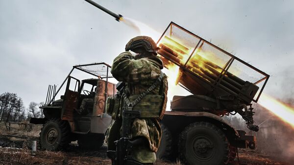 Боевая работа военнослужащих артиллерийского расчета РСЗО Град 40-й бригады морской пехоты группировки войск Север - Sputnik Казахстан