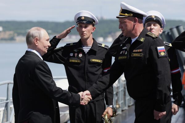 Рабочая поездка президента РФ Владимира Путина на Сахалин - Sputnik Казахстан