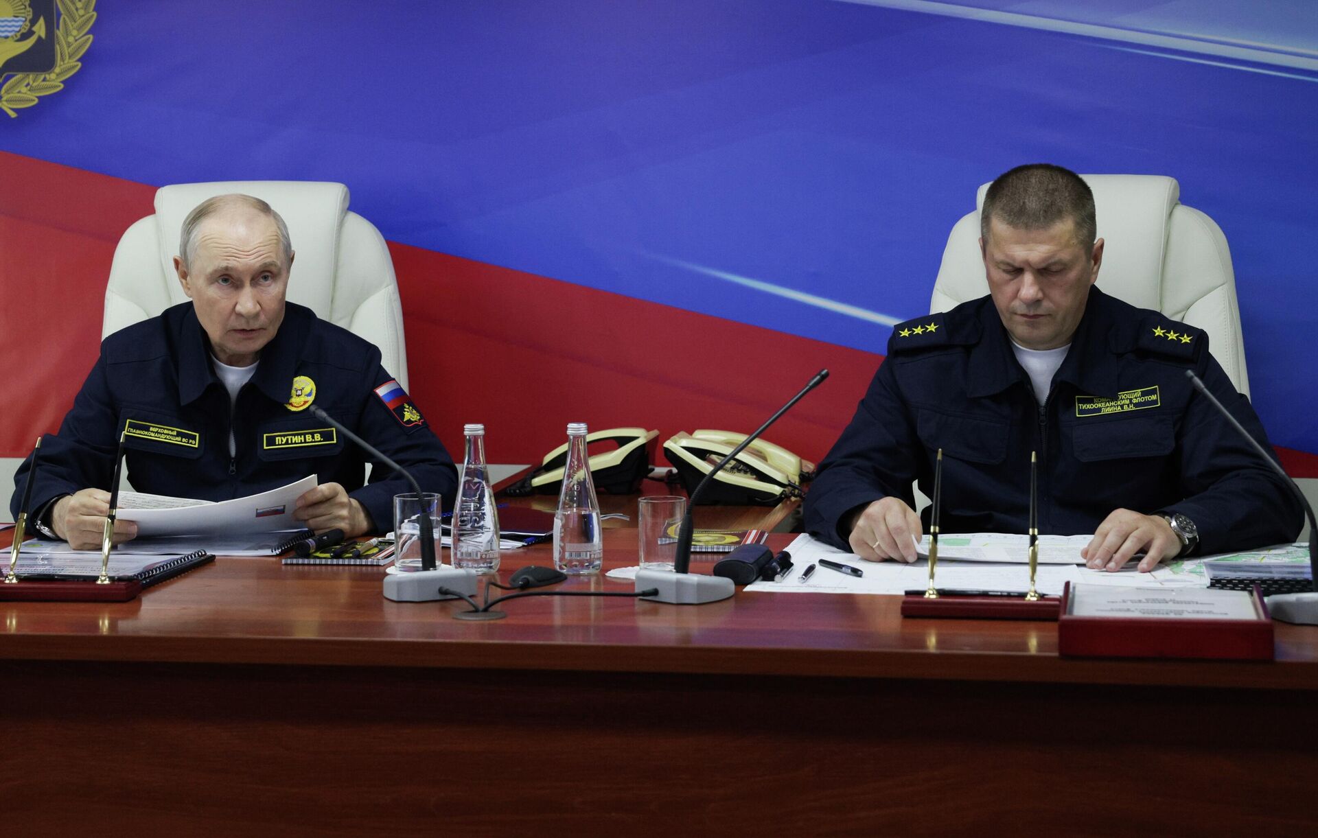Президент России Владимир Путин и командующий Тихоокеанским флотом ВМФ РФ Виктор Лиина - Sputnik Казахстан, 1920, 12.08.2026