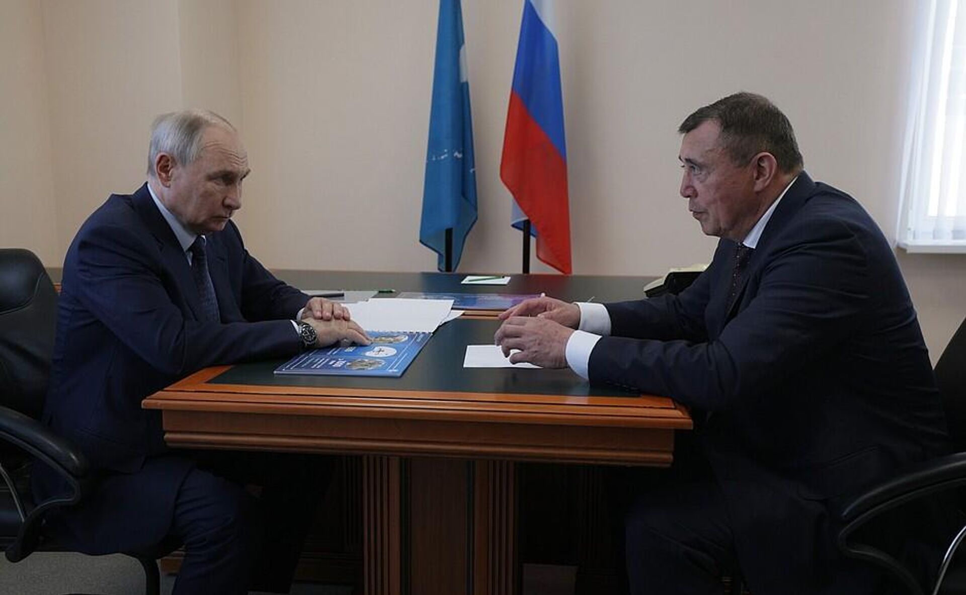 Президент РФ Владимир Путин и губернатор Сахалинской области Валерий Лимаренко - Sputnik Казахстан, 1920, 13.08.2026