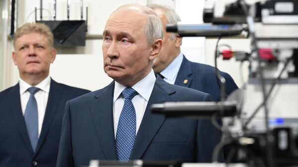 Президент РФ Владимир Путин посещает Центр коллективного пользования Сибирский кольцевой источник фотонов - Sputnik Казахстан