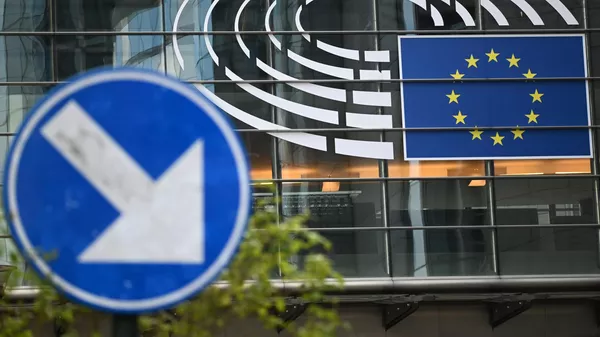Логотип Евросоюза на здании штаб-квартиры Европейского парламента в Брюсселе - Sputnik Казахстан
