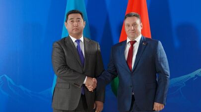 Глава Минсельхоза Казахстана Айдарбек Сапаров и глава Минсельхоза Беларуси Юрий Горлов