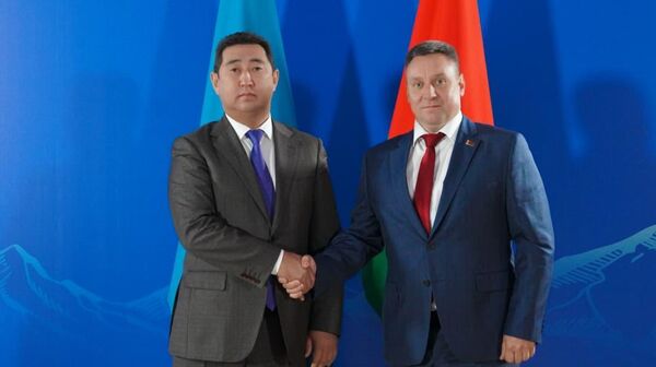 Глава Минсельхоза Казахстана Айдарбек Сапаров и глава Минсельхоза Беларуси Юрий Горлов - Sputnik Казахстан