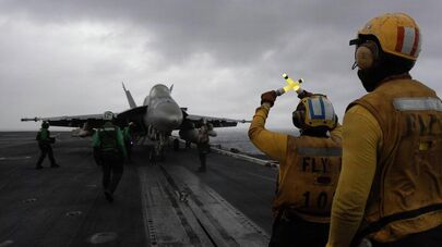 Самолеты ВМС США взлетают с полетной палубы авианосца USS George H.W. Bush (CVN 77)